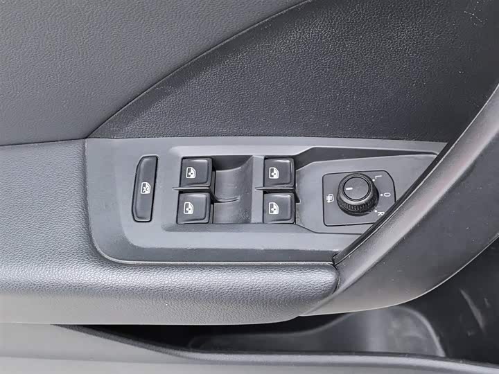 Фото 9 - Volkswagen Tharu