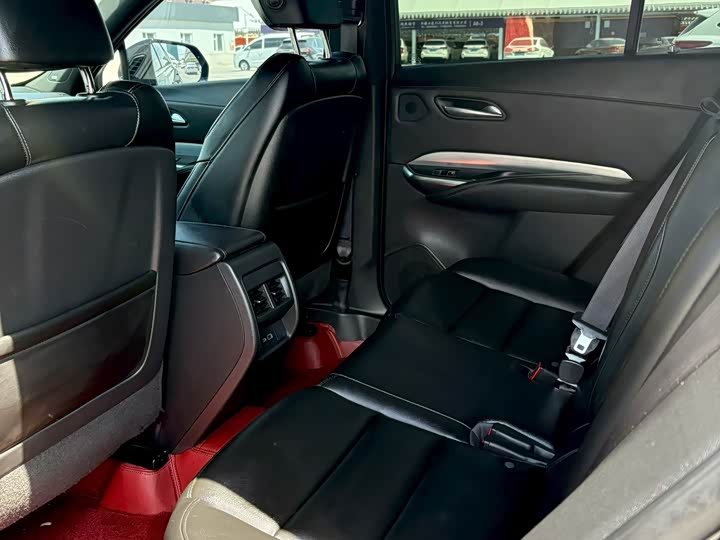 Photo 5 - Cadillac XT4