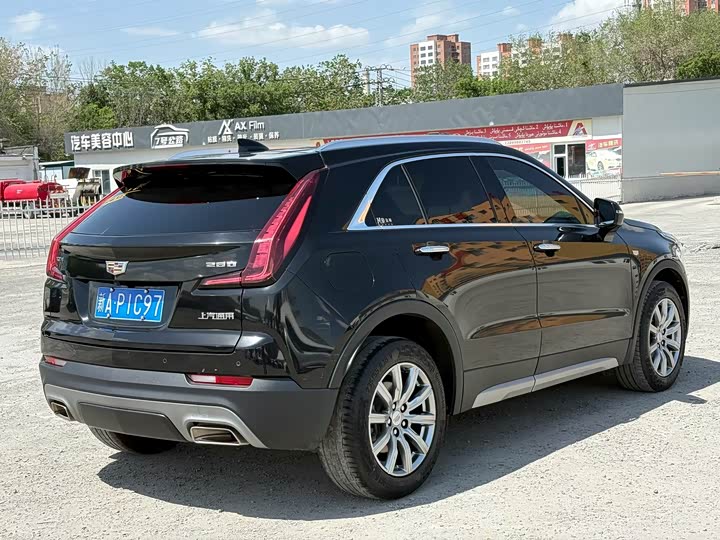 Photo 7 - Cadillac XT4