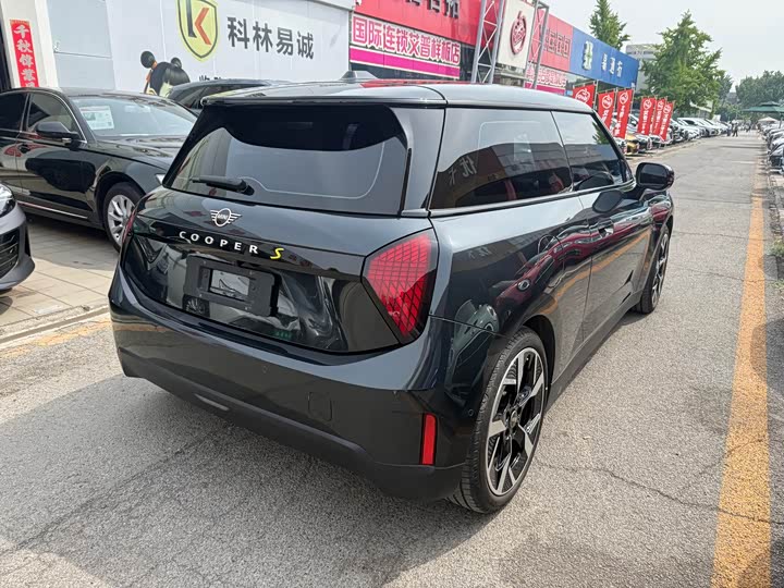 Mini Cooper 2024 2024款 452km COOPER SE 艺术家