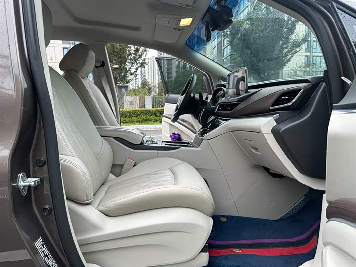 Photo 5 - Buick GL8 ES