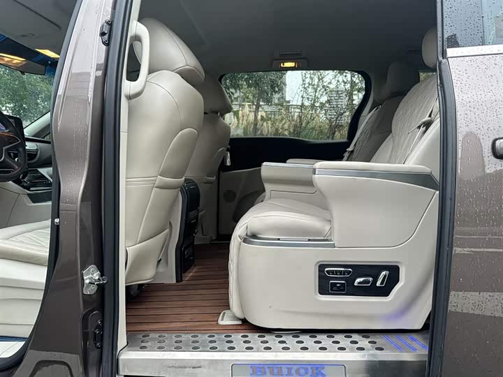Photo 9 - Buick GL8 ES