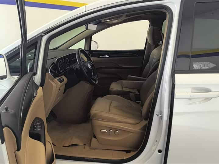 Фото 9 - Buick GL8 ES