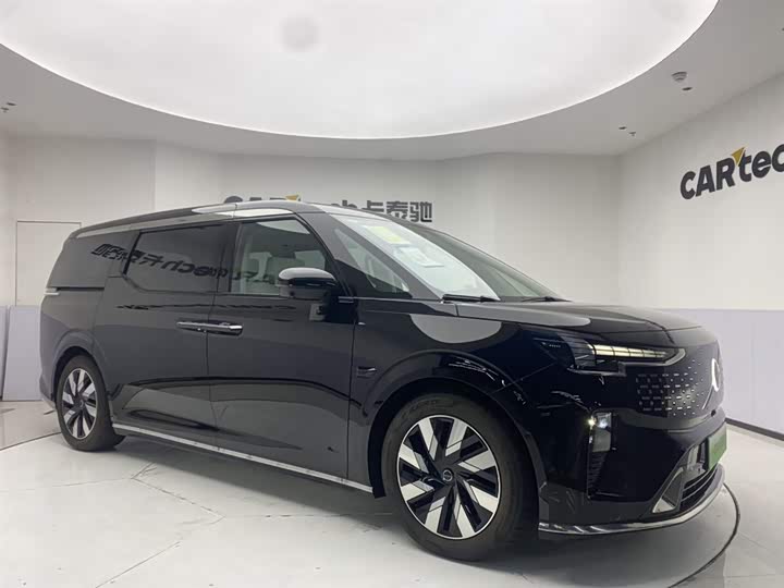 2025 Volvo EM90