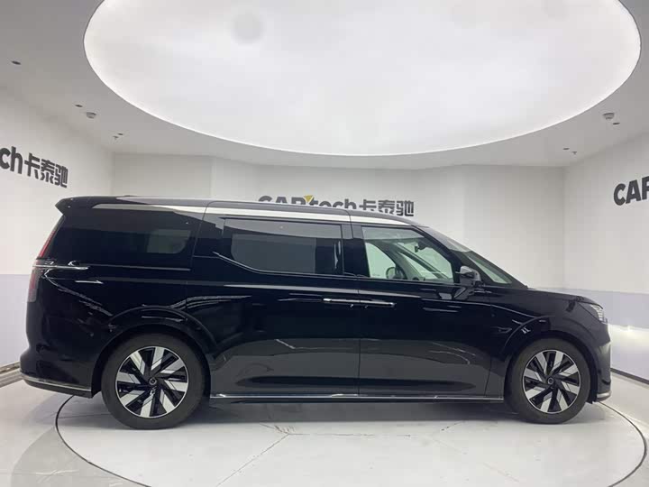 2025 Volvo EM90