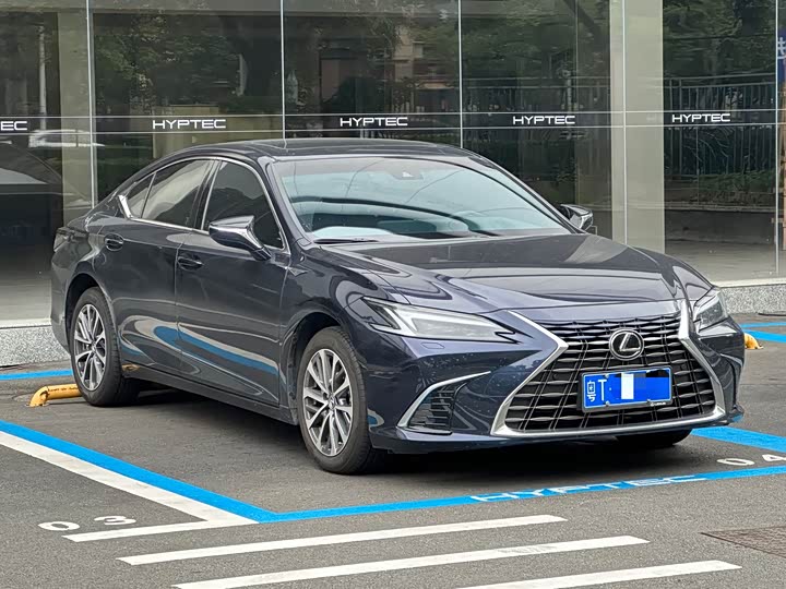 Фото 3 - Lexus ES