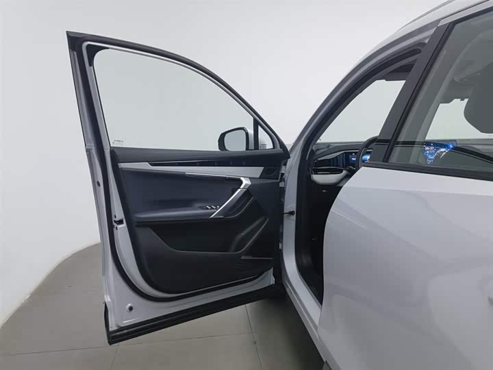 Фото 8 - Geely Atlas L