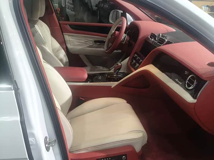 Bentley Bentayga 2024 2024款 4.0T V8 长轴距雅度版