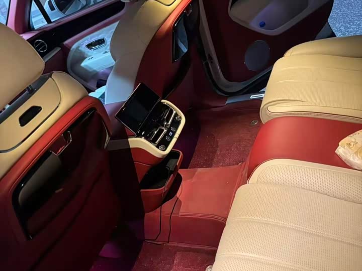 Bentley Bentayga 2024 2024款 4.0T V8 长轴距雅度版