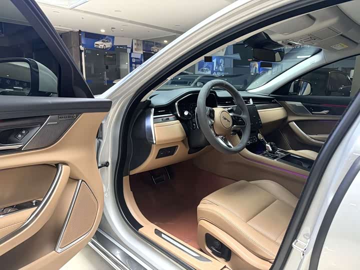 Jaguar XF L 2025 2025款 2.0T P250 两驱尊享豪华版