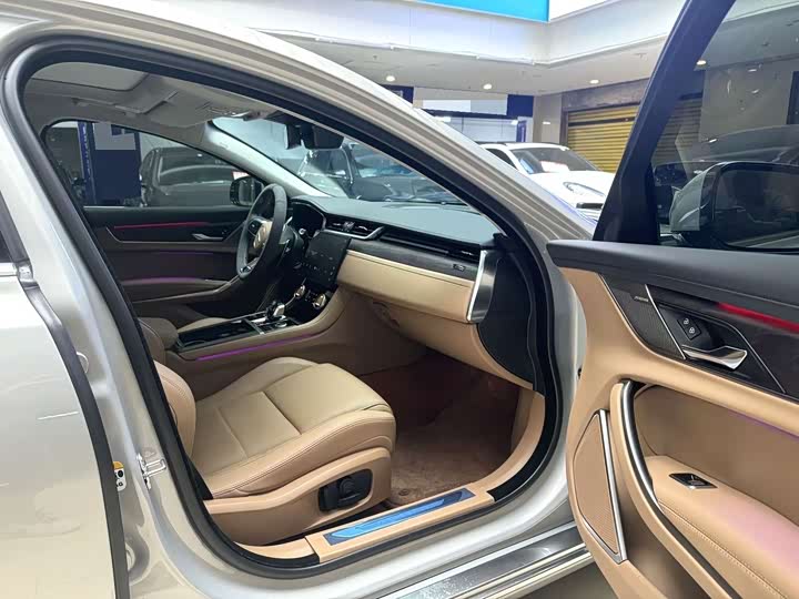 Jaguar XF L 2025 2025款 2.0T P250 两驱尊享豪华版