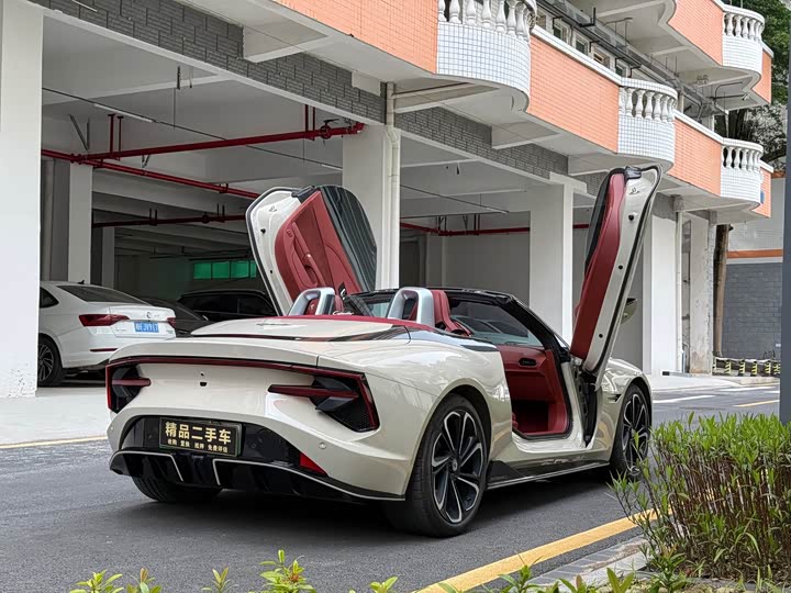 MG Motor Cyberster 2024 2024款 520km 传奇四驱红篷版