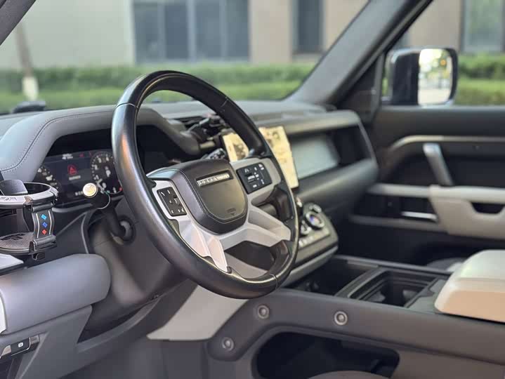 Photo 5 - Land Rover Defender