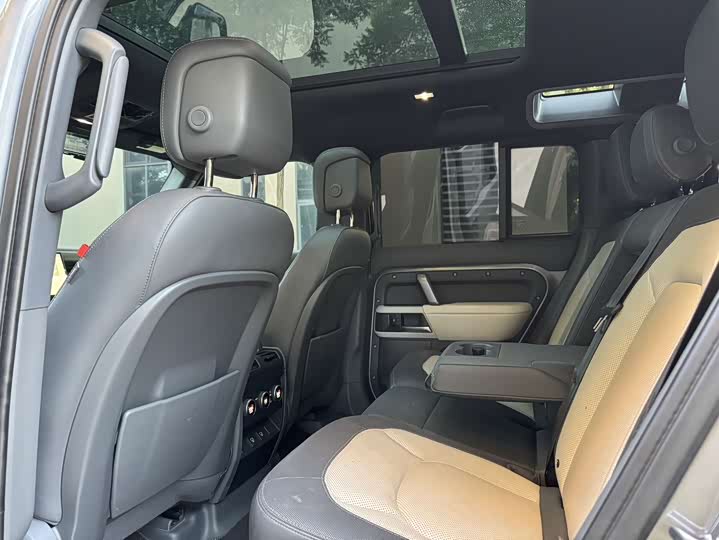 Photo 7 - Land Rover Defender