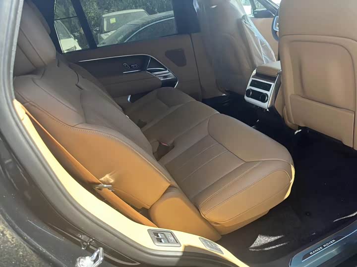 Land Rover Range Rover 2026 2026款 3.0 L6 400PS SE长轴版