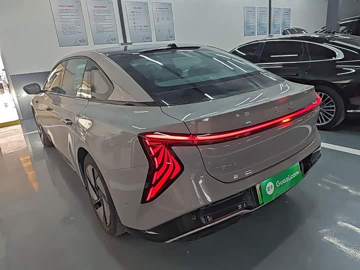 2025 Hongqi EH7