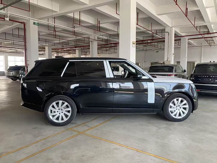 Land Rover Range Rover 2026 2026款 3.0 L6 400PS SE长轴版 七座