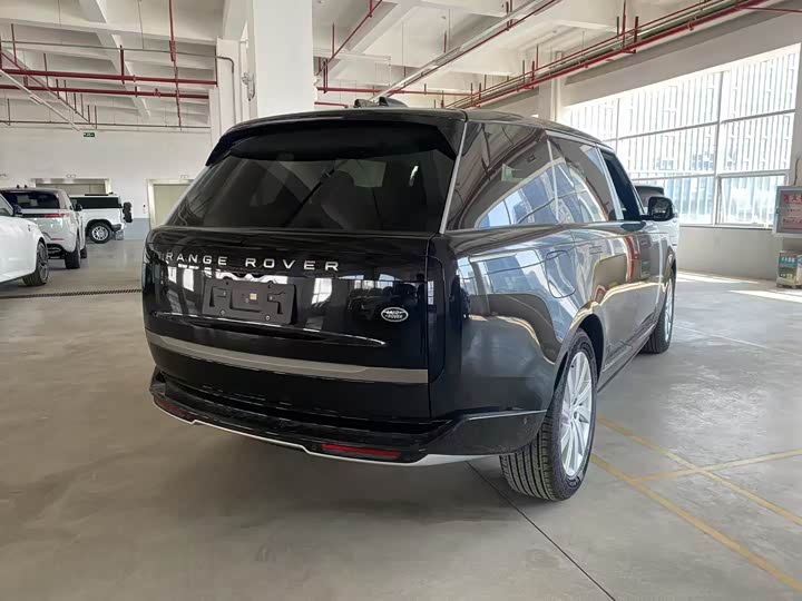 Land Rover Range Rover 2026 2026款 3.0 L6 400PS SE长轴版 七座