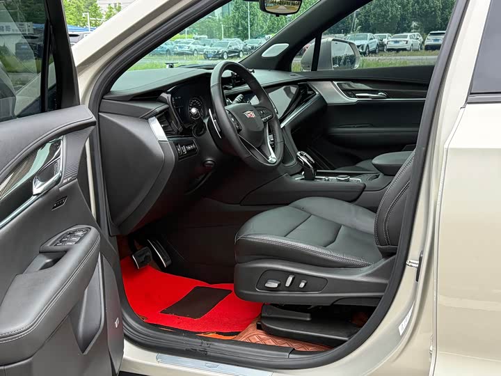 Photo 4 - Cadillac XT6