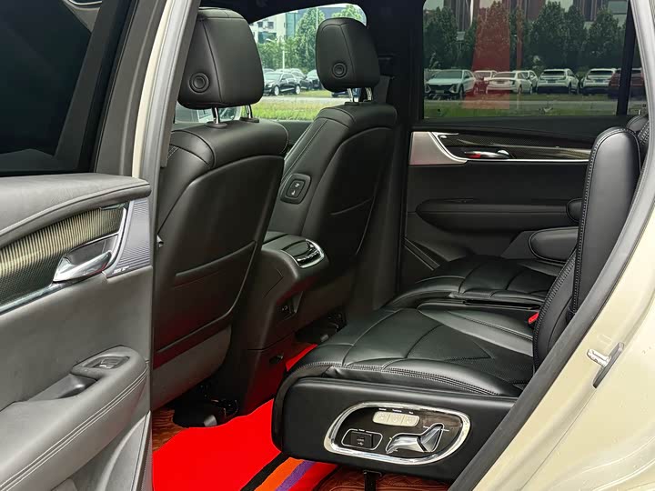 Photo 8 - Cadillac XT6