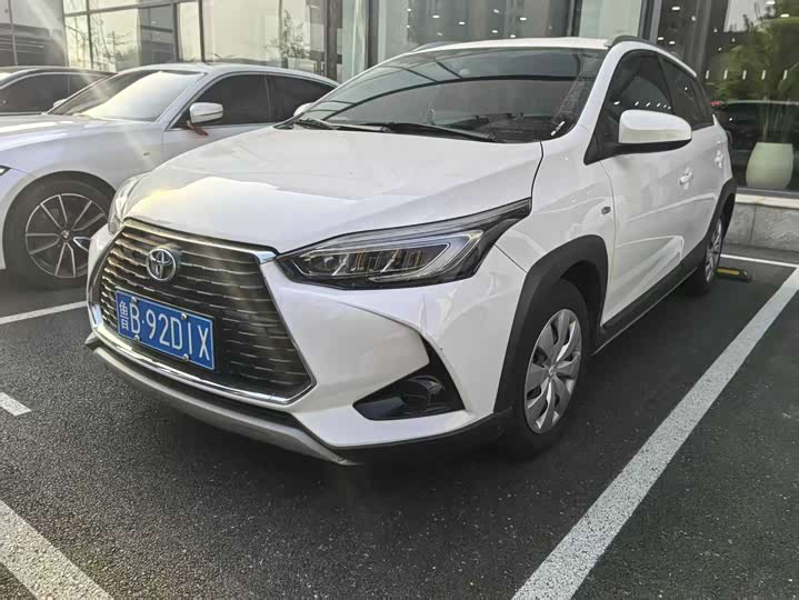 Фото 1 - Toyota Yaris L Hatchback