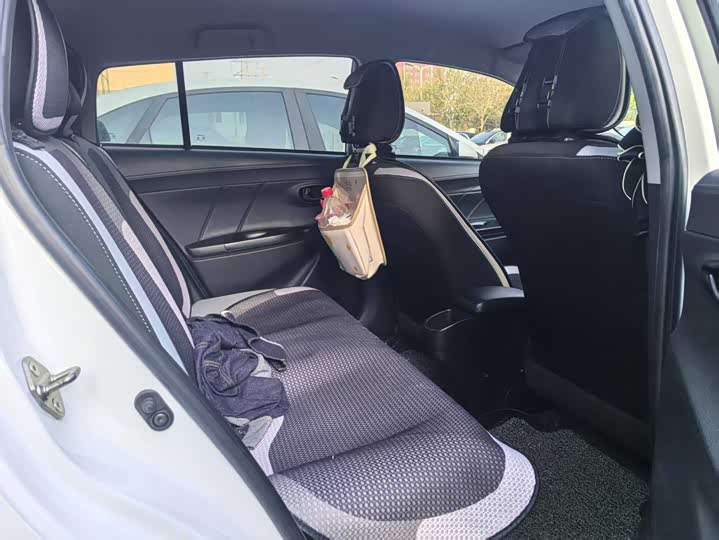 Фото 3 - Toyota Yaris L Hatchback