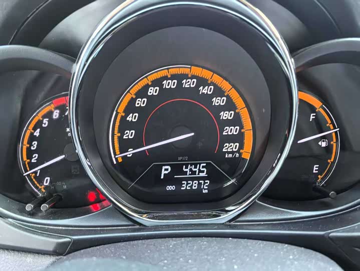 Фото 5 - Toyota Yaris L Hatchback