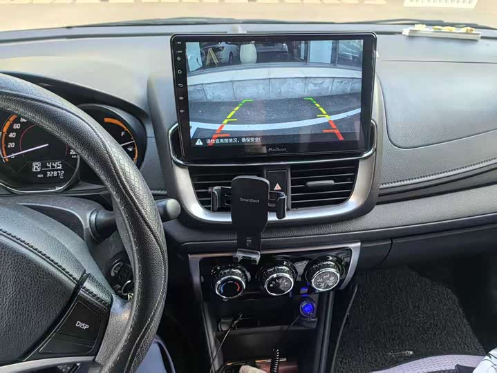 Фото 6 - Toyota Yaris L Hatchback