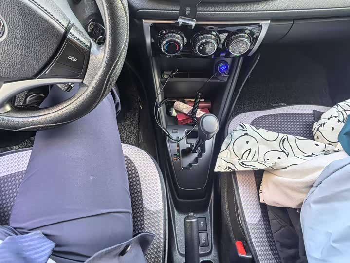 Фото 7 - Toyota Yaris L Hatchback
