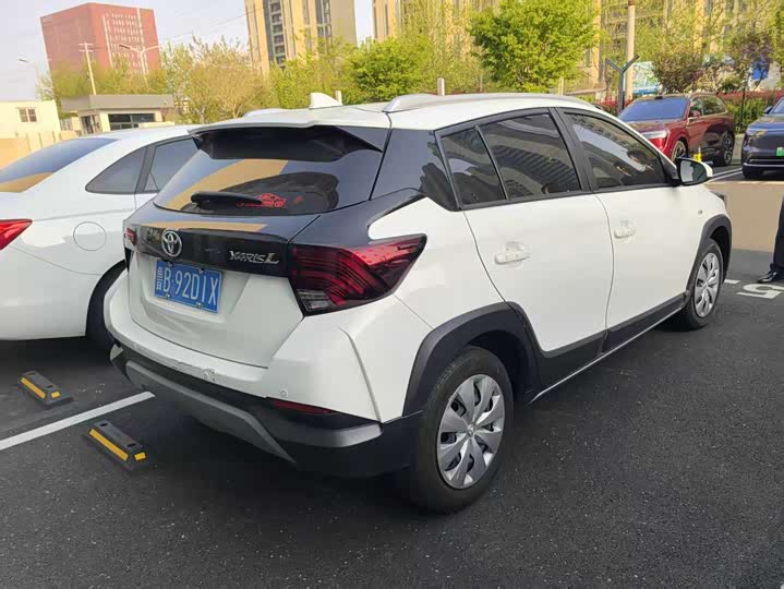 Фото 8 - Toyota Yaris L Hatchback