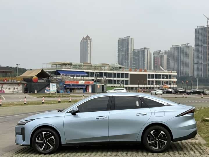 Geely Galaxy L6 2025 2025款 EM-i 140km 探索+版