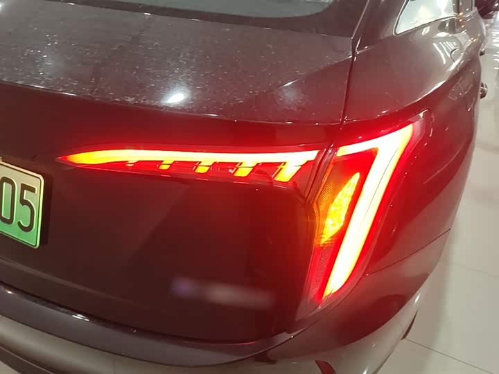 Фото 8 - Hongqi E-QM5