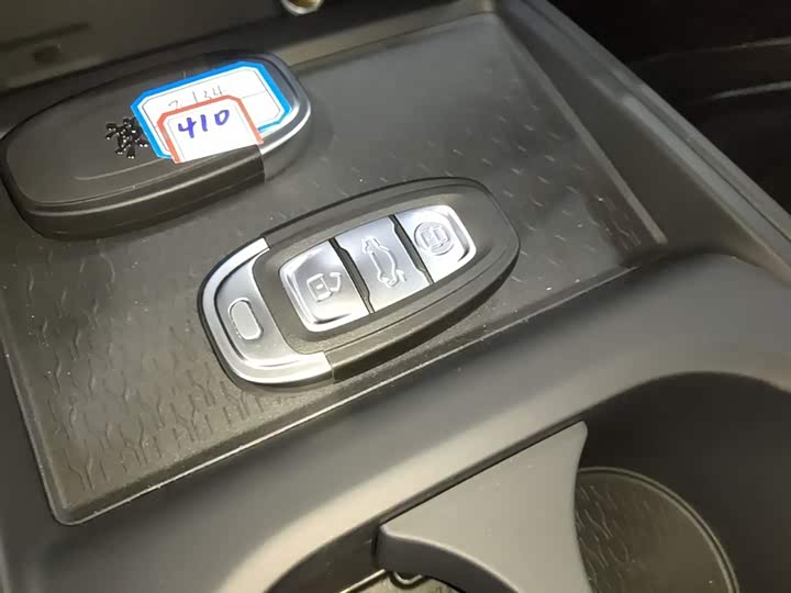 Фото 9 - Hongqi E-QM5