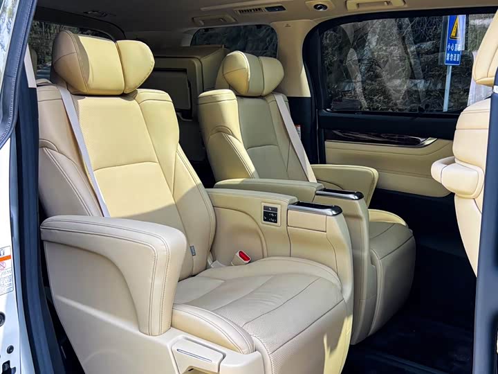 Фото 8 - Toyota Alphard