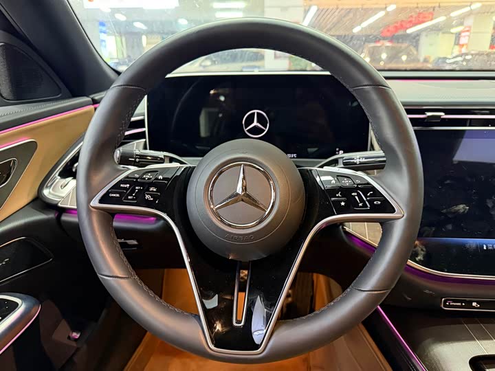 Photo 8 - Mercedes-Benz E-Class