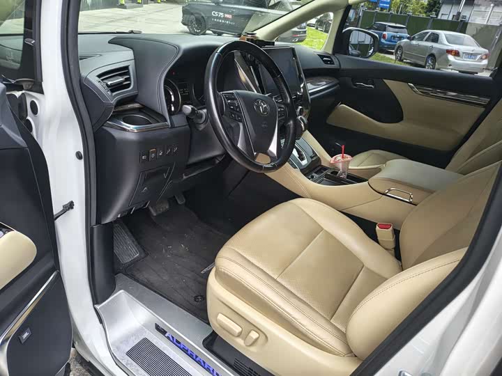 Photo 3 - Toyota Alphard