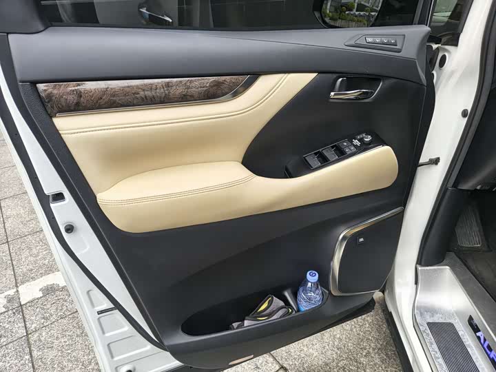 Photo 7 - Toyota Alphard