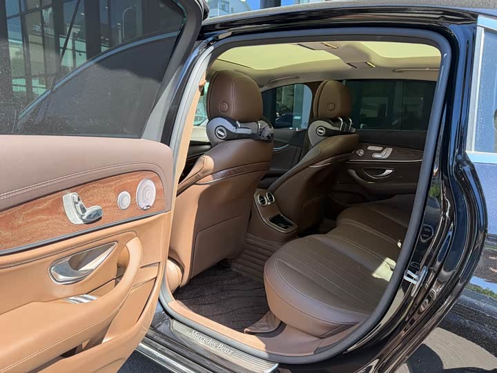 Фото 3 - Mercedes-Benz E-Class
