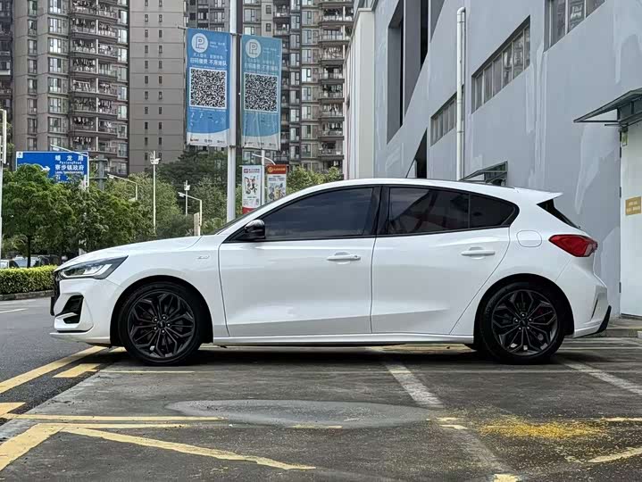 Ford Focus 2022 2022款 两厢 EcoBoost 180 自动ST Line