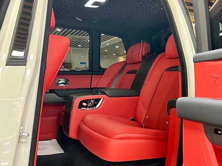 Фото 6 - Rolls-Royce Cullinan