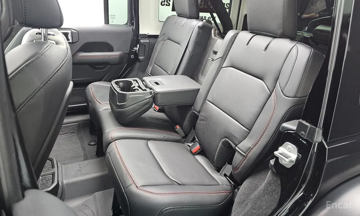 Photo 11 - Jeep Wrangler