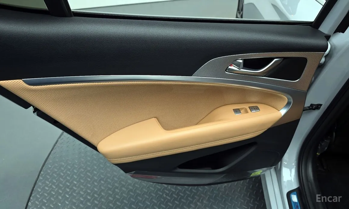 صورة 22 - Genesis G70