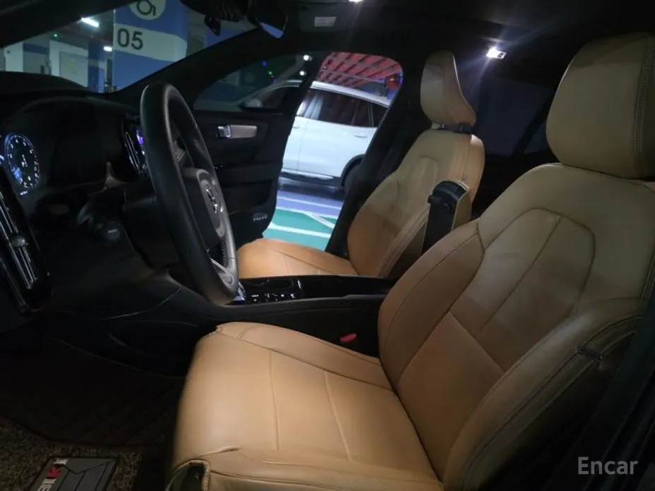 Фото 2 - Volvo XC40