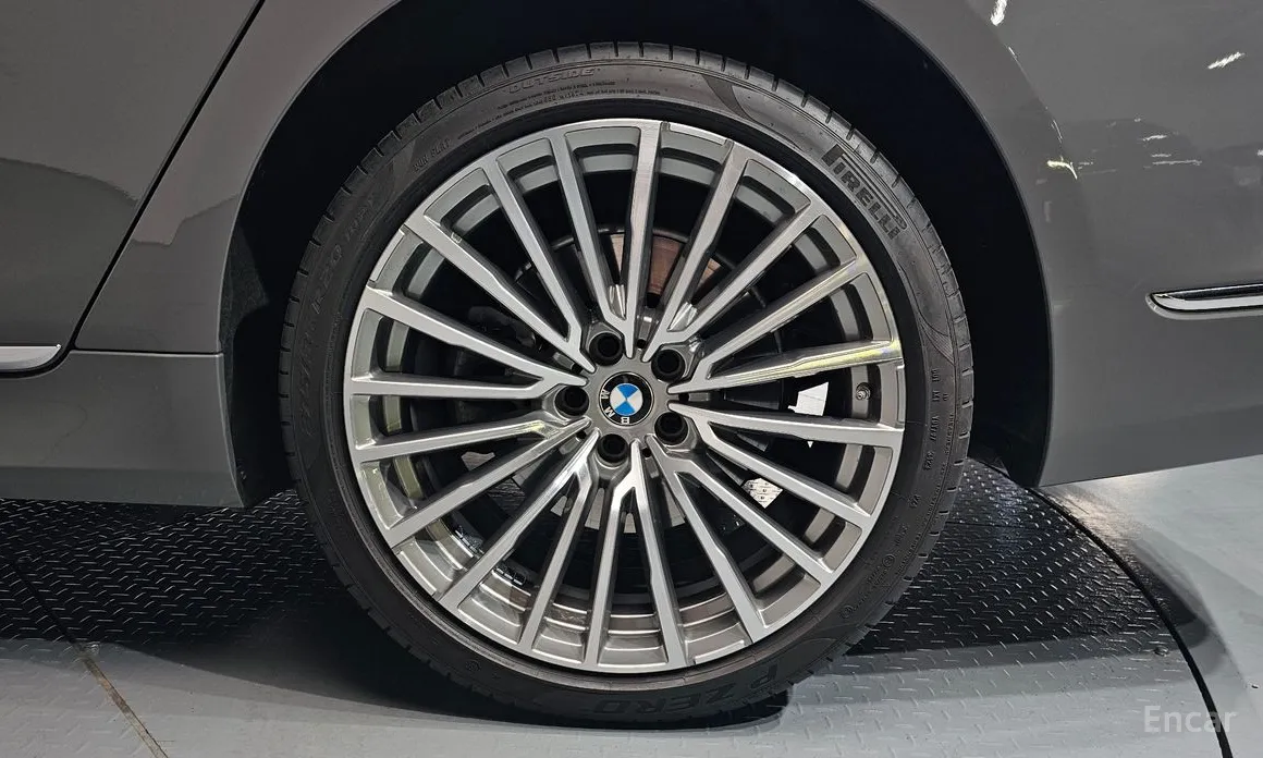 Фото 21 - BMW 7 Series