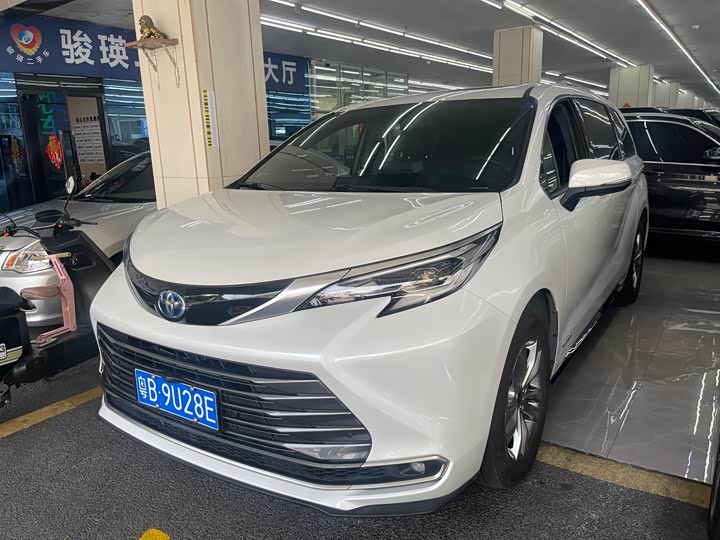Photo 1 - Toyota Sienna