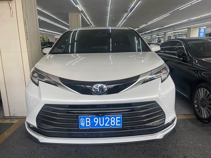 Photo 2 - Toyota Sienna