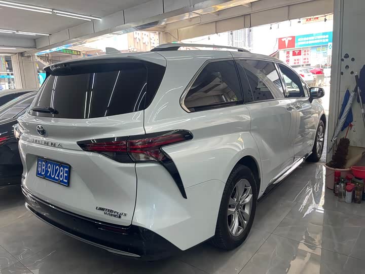 Photo 3 - Toyota Sienna