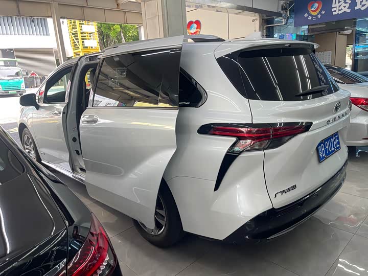 Photo 4 - Toyota Sienna