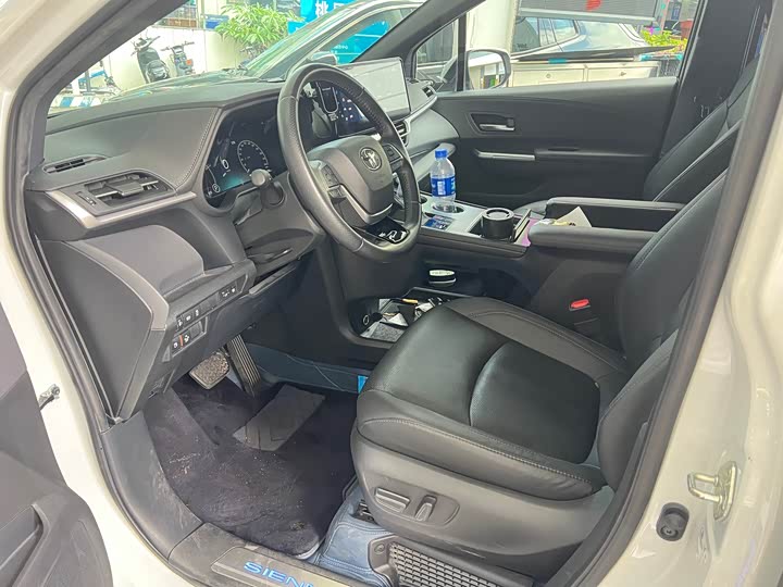 Photo 5 - Toyota Sienna