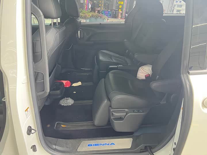 Photo 7 - Toyota Sienna
